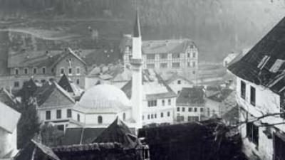 Poznata kao Čaršijska džamija, izgrađena 1749, razorena u listopadu 1992.